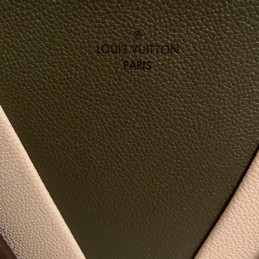Louis Vuitton MM V Tote - Picture 3 of 8